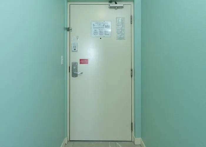 Phoenix Suites 201 *